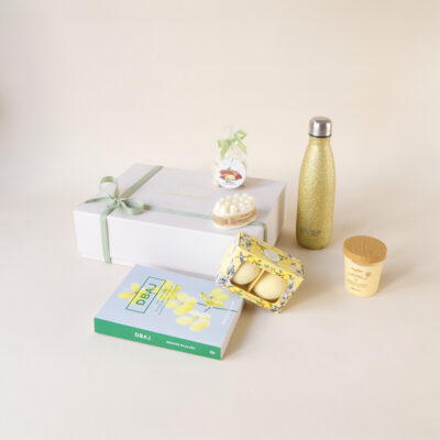 Prezent gotowy do wręczenia zawiera: książkę "dbaj", butelkę Botap złotą, kosmetyki marki Stara Mydlarnia, Migdały w białej czekoladzie.