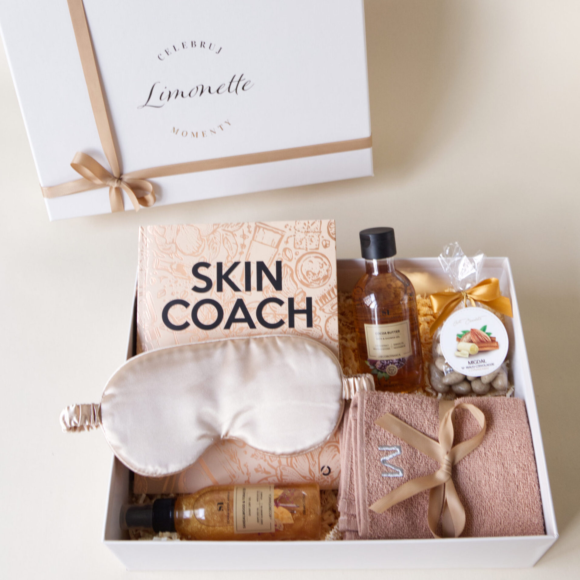 Zmysłowe Doznania Piękna Box 1 Zestaw zawiera książkę Skin Coach, żel pod prysznic, olejek z drobinkami marki Stara Mydlarnia, ręczniczki do twarzy, opaskę na oczy do spania.