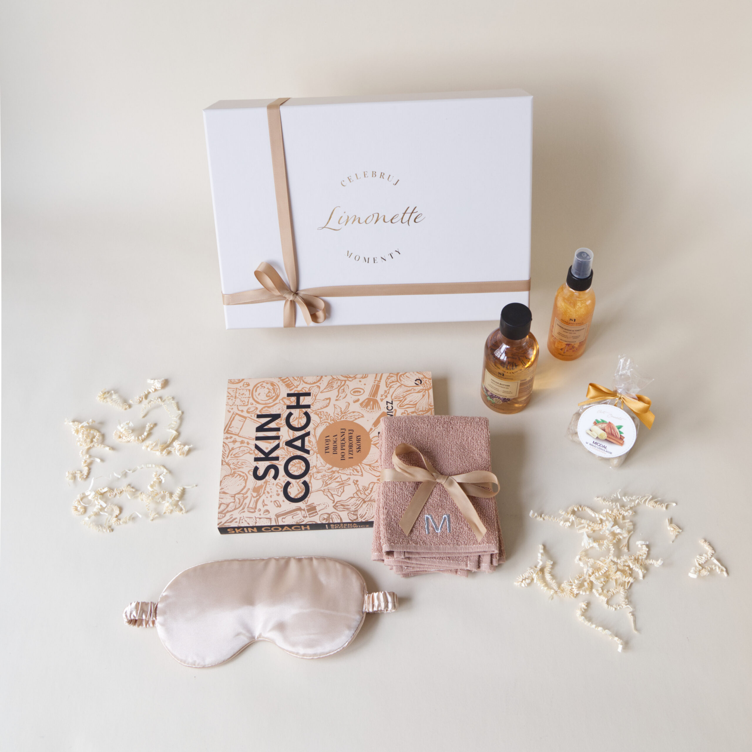 Zmysłowe Doznania Piękna Box 3 Zestaw zawiera książkę Skin Coach, żel pod prysznic, olejek z drobinkami marki Stara Mydlarnia, ręczniczki do twarzy, opaskę na oczy do spania.